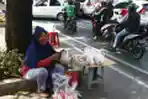 Pedagang Musiman Bunga dan Air Mawar Keperluan Ziarah