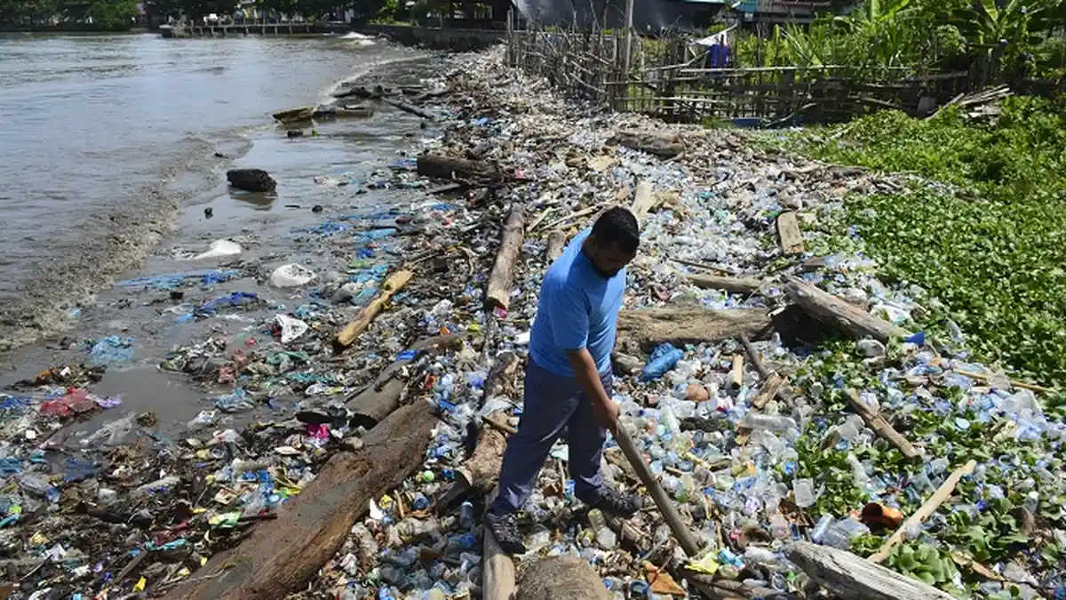 Sampah Plastik Cemari Pantai di Kawasan Pasar Aceh Meulaboh