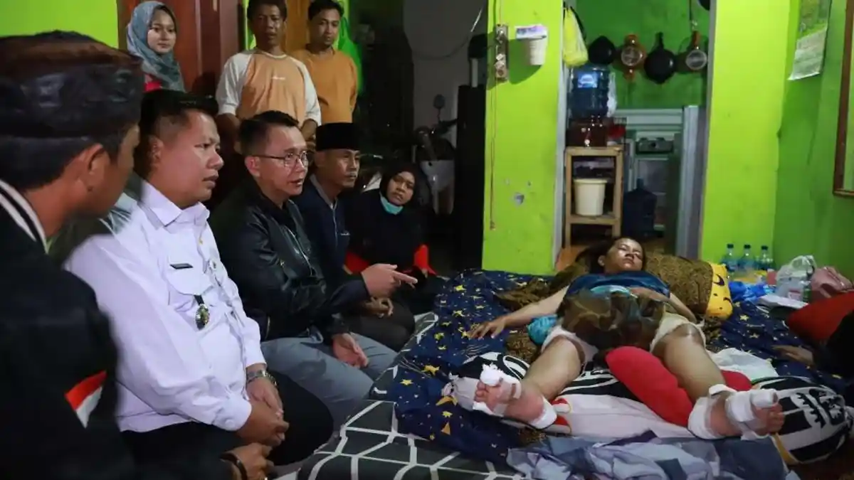 Jenguk Korban Curanmor di Underpass Cibitung, Dani Ramdan Jamin Pengobatan Indah Sampai Sembuh
