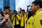 Perjalanan-ratusan-mahasiswa-Universitas-Indonesia-UI.jpg