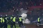 Suasana-kerusuhan-di-Stadion-Kanjuruhan.jpg