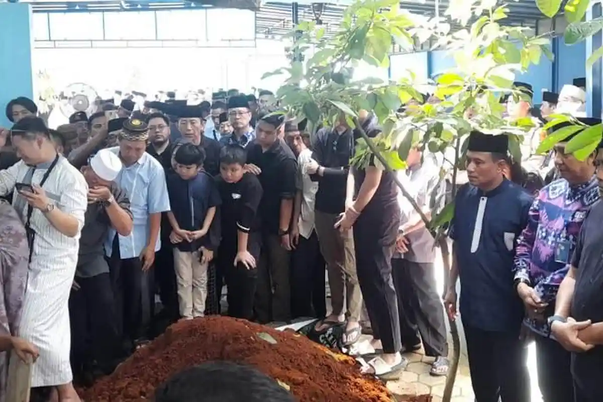Andi Malarangeng dan Kepala Daerah di Lampung Hadiri Pemakaman KH Arief Mahya