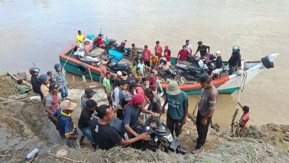 Belasan Unit Boat Hilir Mudik Seberangkan Warga di Jembatan Kutablang, Motor Sudah Bisa Diangkut