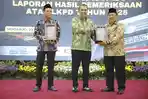 Bupati-Jombang-Warsubi-saat-menerima-Laporan-Hasil-Pemeriksaan-LHP.jpg