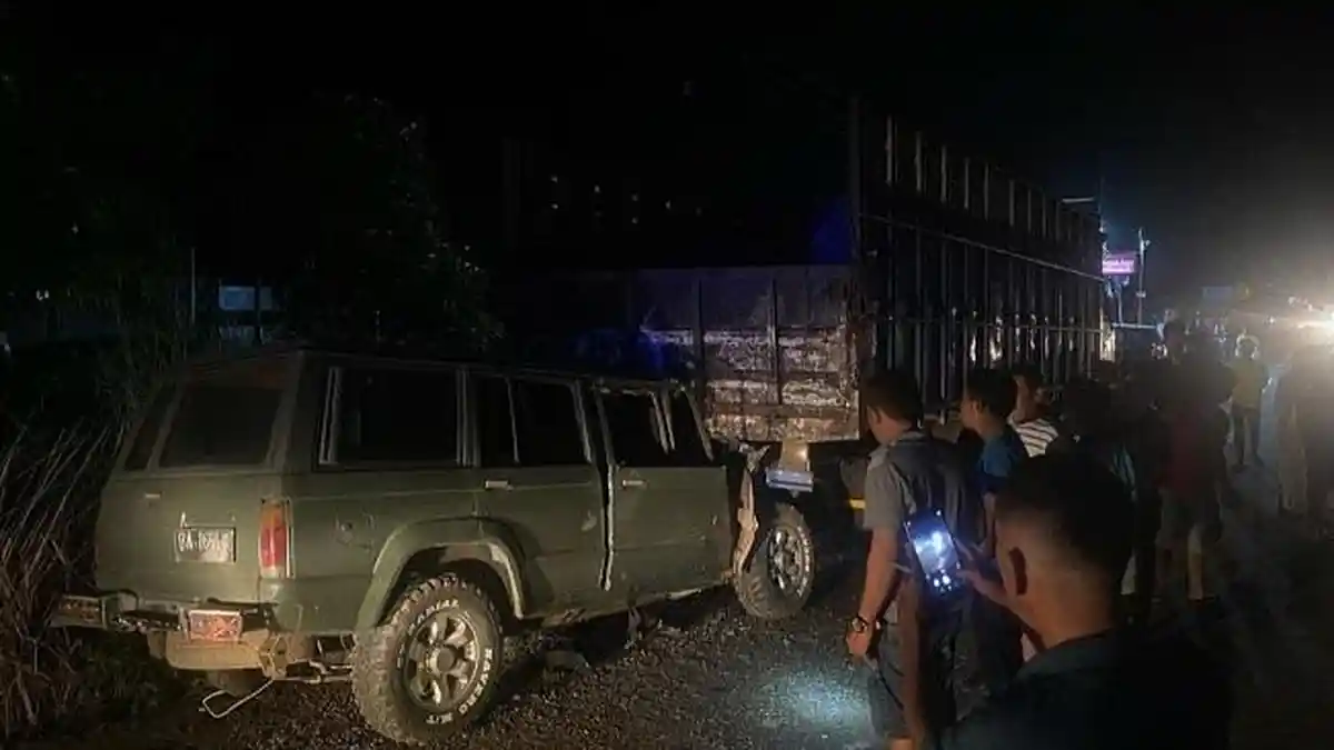 Minibus Tabrak Truk Parkir di Pinggir Jalan Dini Hari di Padang Pariaman, Diduga Sopir Mengantuk