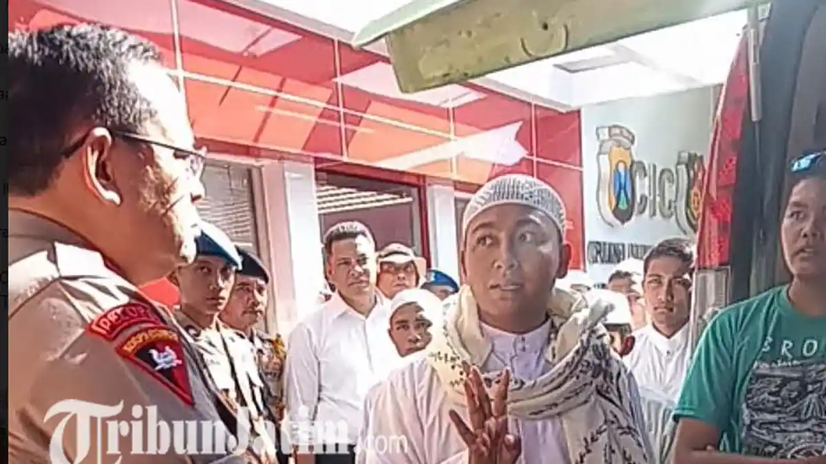 BREAKING NEWS - 3 Mobil Elf Diamankan Polda Jatim, Kapolda Jatim : Ada Benda Dicurigai Bom Molotov