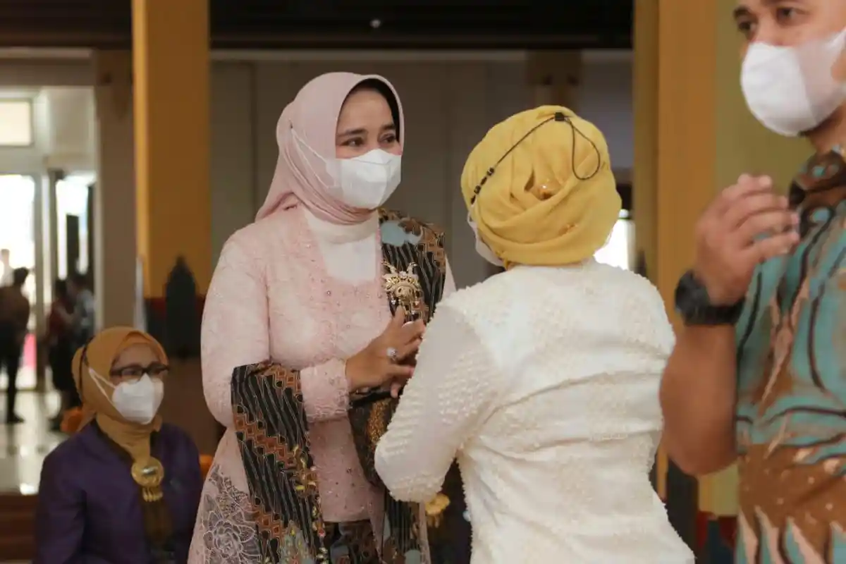 Penampilan Istri Gubernur Lampung Pakai Kebaya Motif Kutu Baru saat Hari Batik Nasional 2022