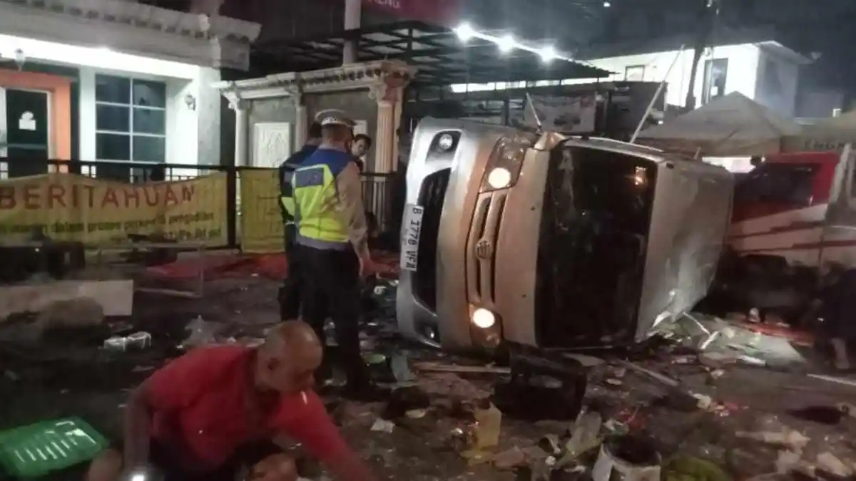 Minibus Tabrak Warung Pinggir Jalan di Cengkareng, Tiga Orang Terluka