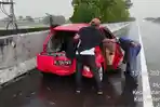 Kondisi-mobil-Honda-Brio-usai-tergelincir-di-ruas-Tol-Jombang-Mojokerto.jpg