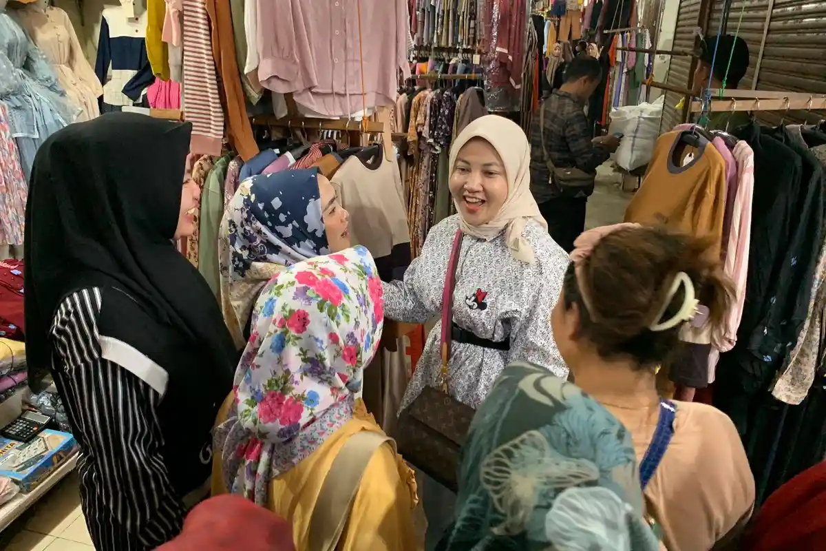 Pasar Kota Rembang Mendadak Heboh, Mbak Vivit Blusukan dan Sapa Pedagang