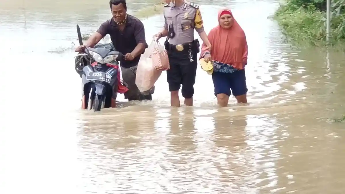 Banjir di Indramayu Makin Meluas, Polisi Pun Terjun Langsung Atasi Banjir dan Bantu Korban