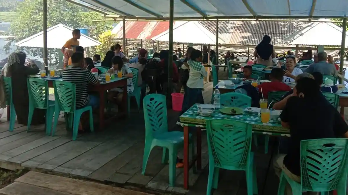 Hari Pertama Buka Pasca Ramadan, RM Dua Putra Kecamatan Galela Ramai Pengunjung