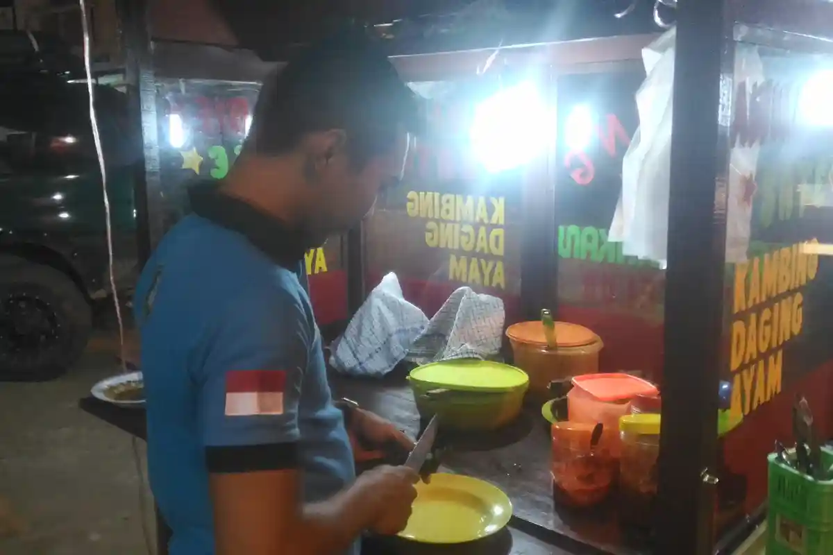 Anggota Kepolisian di Jambi Ini Nyambi Jualan Sate. 'Tugas Tetap Nomor Satu'