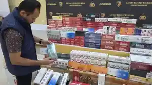 Personel-Satreskrim-Polresta-Banda-Aceh-memperlihatkan-barang-bukti-berupa-rokok-ilegal.jpg
