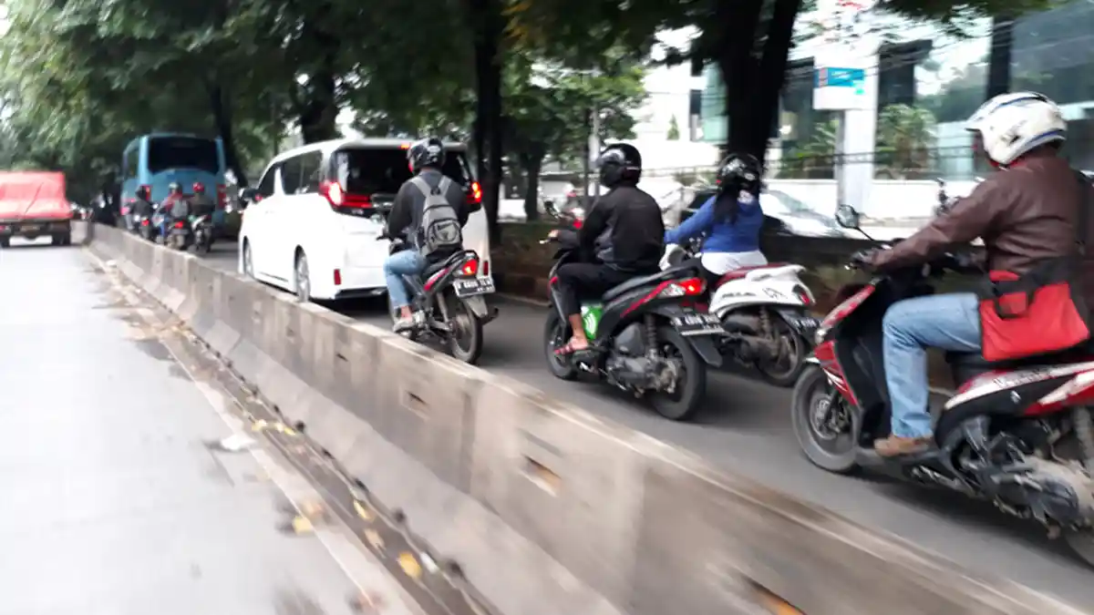 Mobil atau Sepeda Motor yang Masuk Jalur Transjakarta Bakal Kena Tilang Elektronik