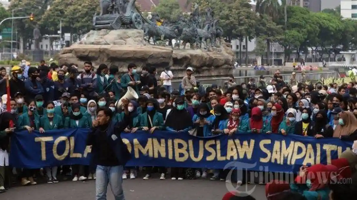 PP Muhammadiyah Usulkan ini Kepada Presiden, Jokowi Tak Mau Batalkan Omnibus Law,  Mengapa?