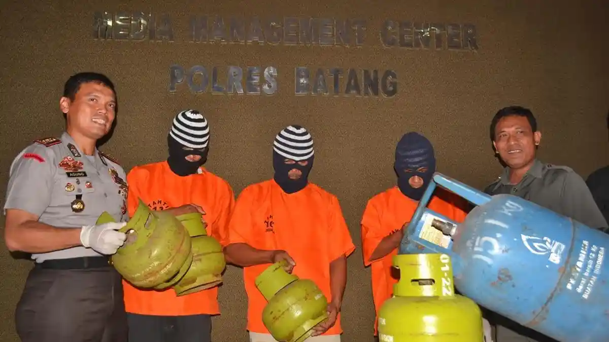Polisi Amankan Tuga Pengoplos Gas Elpiji di Batang