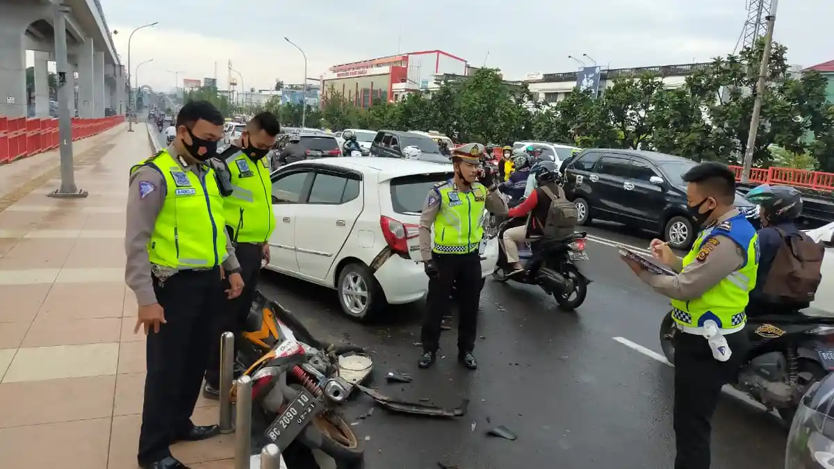 Seruduk Mobil di Jembatan Ampera, Pengendara Motor Alami Luka-luka Dirawat di RSMH Palembang