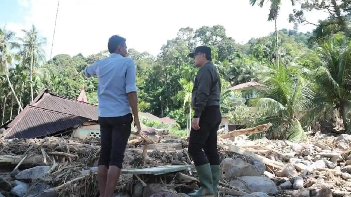 Wamendagri Koordinasikan Bantuan Alat Berat dan Damkar Percepat Pemulihan Pascabanjir di Padang