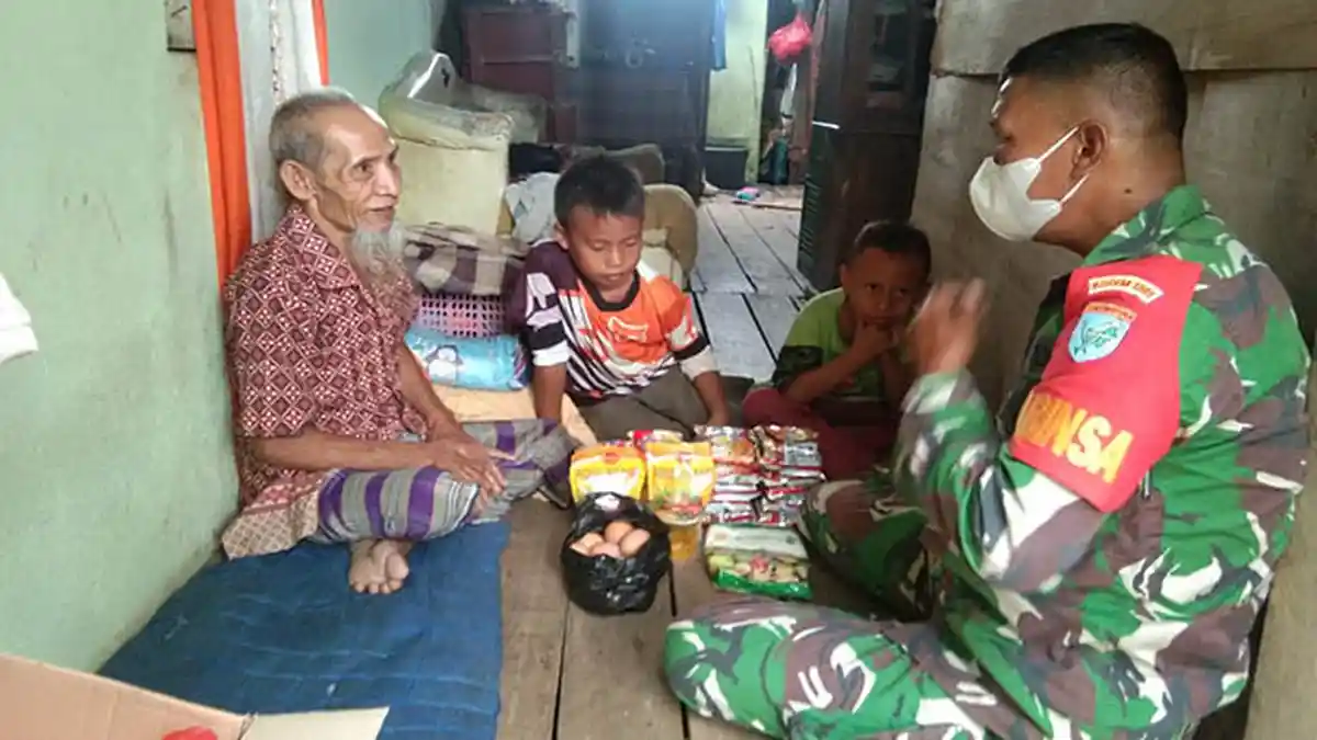 Babinsa Koramil 1201-04 Sungai Kunyit Serahkan Tali Asih pada Warga Tidak Mampu