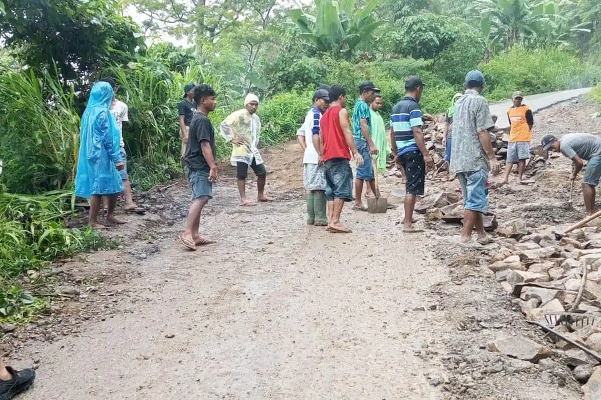 Warga Rana Mbata dan Mokel Morid Gotong-Royong Perbaiki Jalan Provinsi di Golo Robo