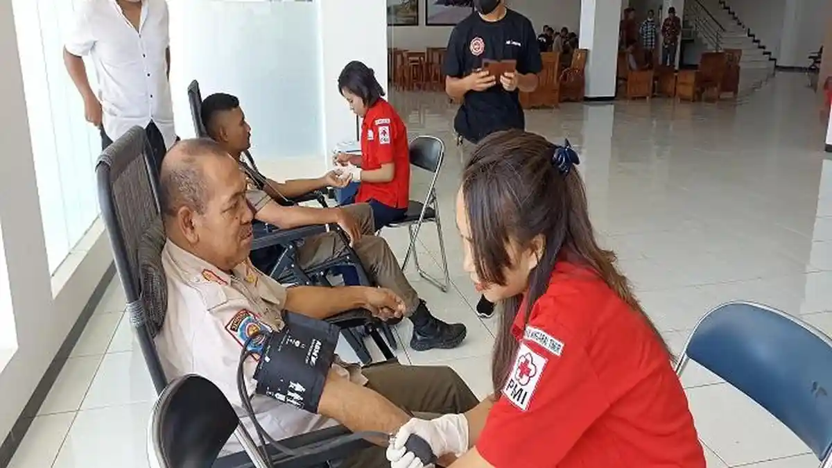 HUT ke-73, Sat Pol PP Manggarai Timur Gandeng PMI Gelar Donor Darah