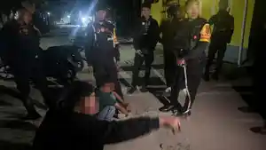 Aksi-Tawuran-di-Rahandouna-Kendari-Pecah-Polisi-Diserang-Anak-di-Bawah-Umur-Pakai-Bom-Molotov.jpg