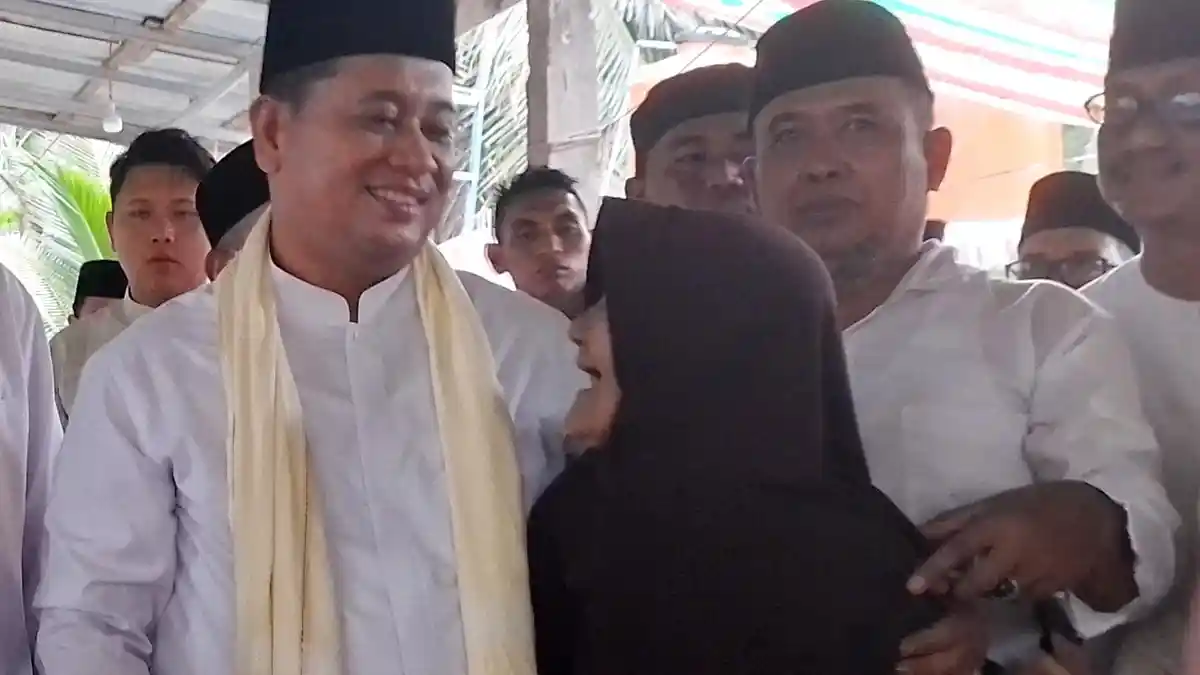 Diberi Tongkat Untuk Berjalan, Nenek Mahiya Berterima Kasih Dengan Bupati Askolani