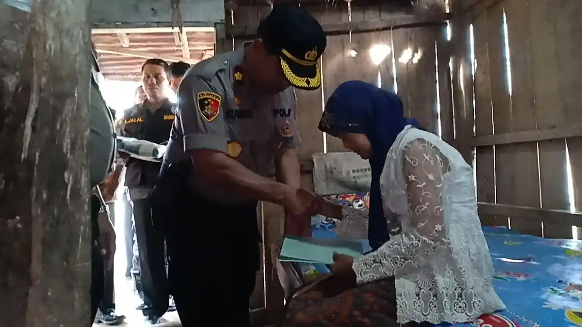Tiap Hari Jumat, Polsek Ungaran Berbagi ke Warga Kurang Mampu
