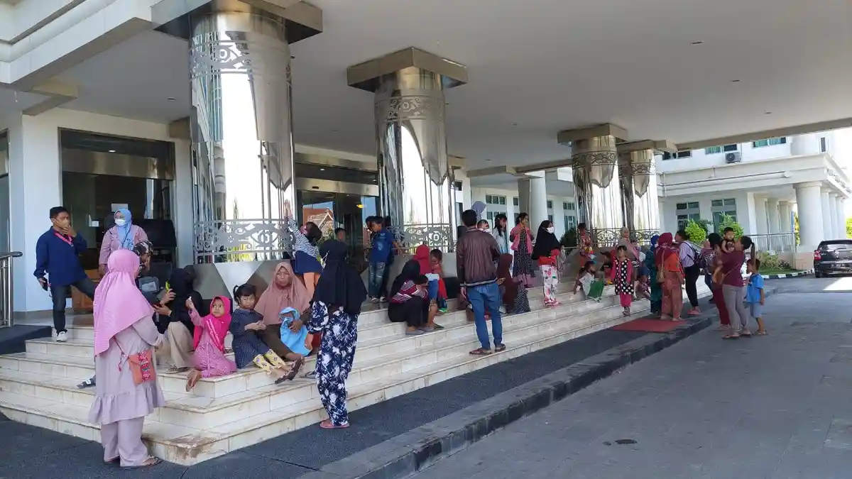 Berharap Dapat THR, Puluhan Warga Datangi Kantor Bupati Kutim, Warga: Biasanya Ada Yang Bagi-bagi