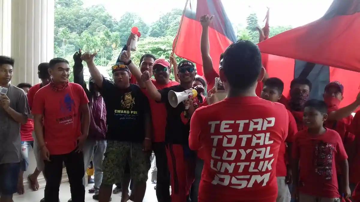 Sebelum Berangkat ke Stadion, Ratusan Suporter Sambangi Pemain PSM di Hotel