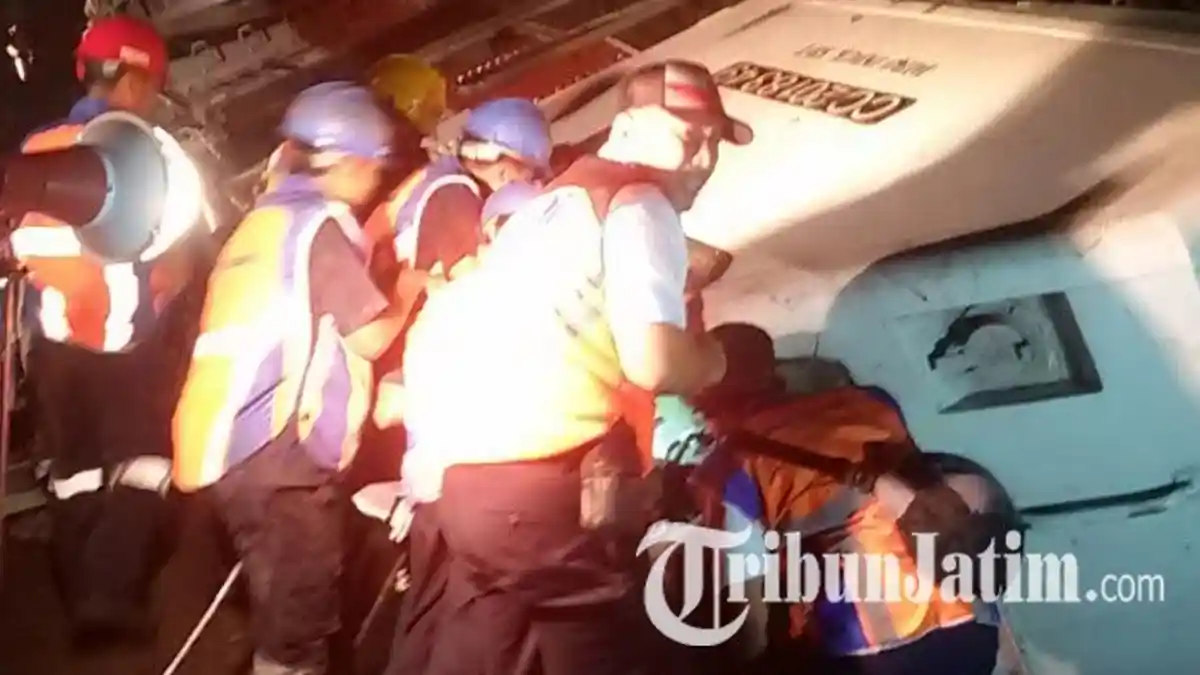 Kecelakaan Maut Kereta Api Sancaka Vs Truk, Masinis Meninggal Dunia dan Sopir Truk Belum Ditemukan