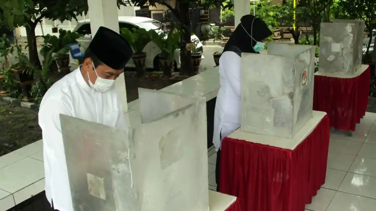 Pak Qosim dan Keluarga ke TPS 010 Yosowilangun, Dokter Alif dan Istri ke TPS 10 Sembayat 