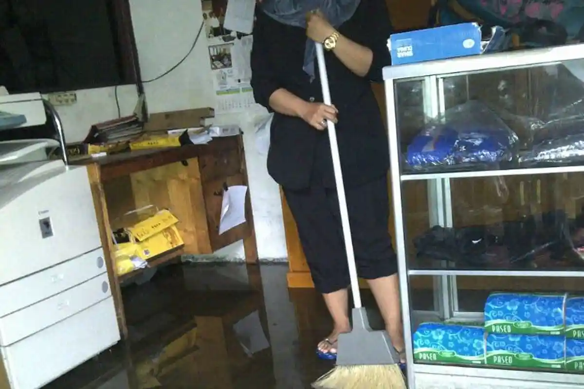 Hujan Deras Guyur Banjarmasin Pagi Ini, Ruang Primkopol Polda Kalsel Tergenang