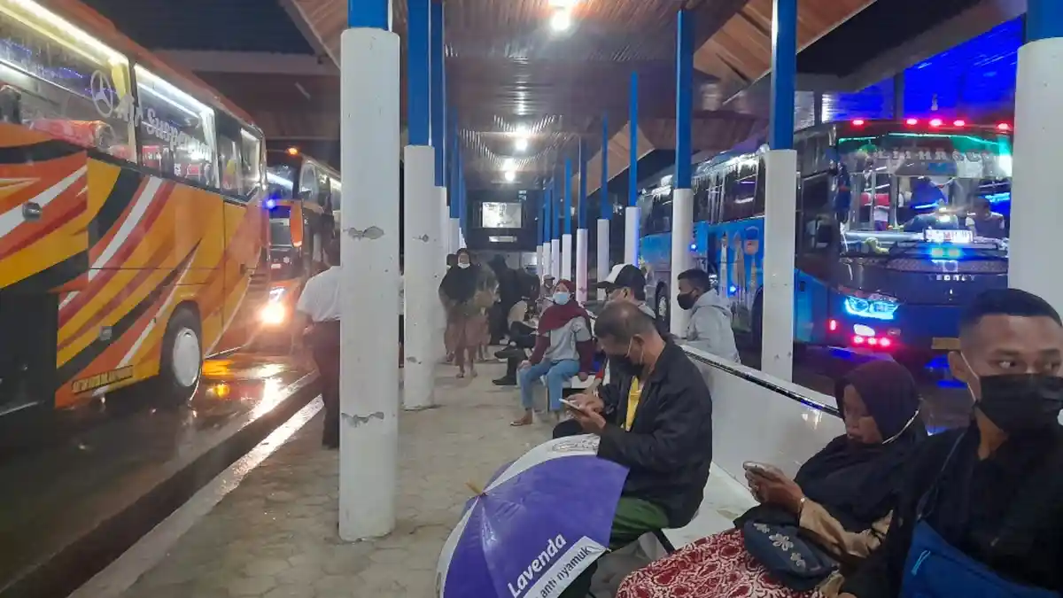 Penumpang Bus AKAP di Terminal Simbuang Mamuju Kembali Normal