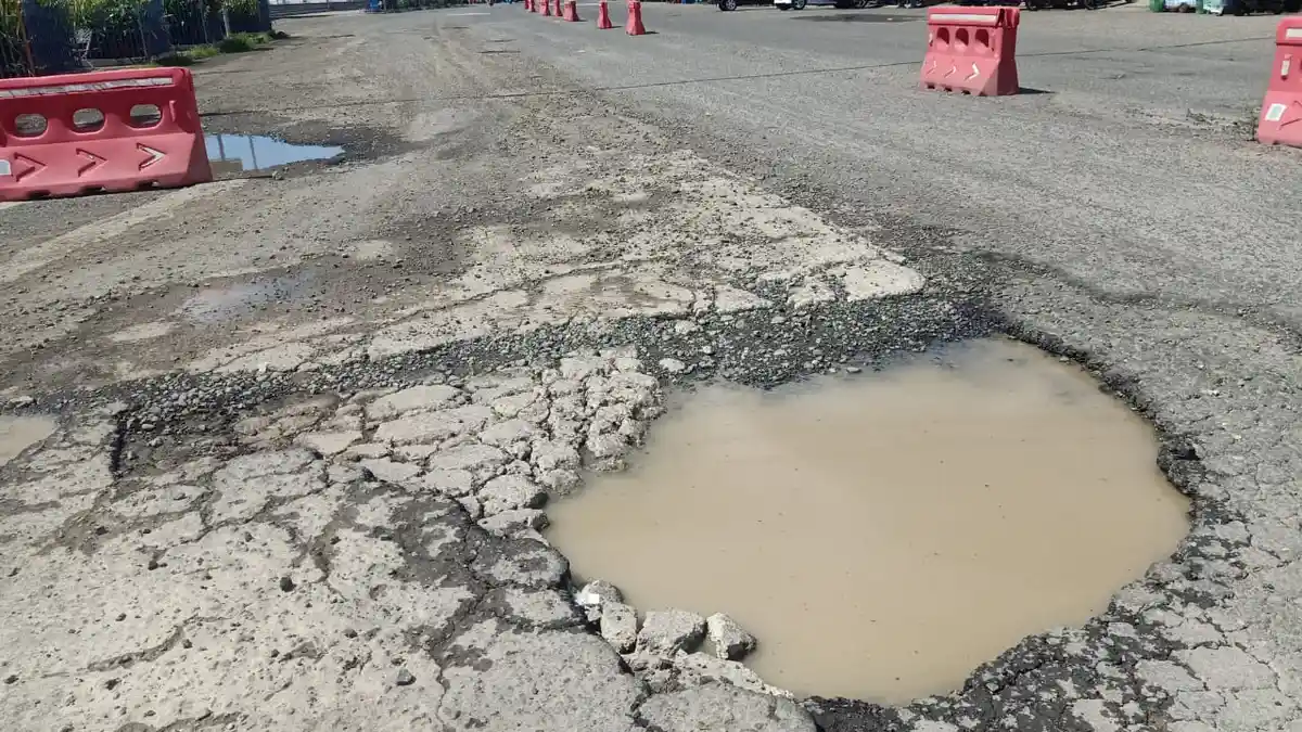 6 Bulan Pascagempa Mamuju Puluhan Ruas Jalan Berlubang Mulai Digenangi Air - 10072021_LUBANG_Jalan_Yos_Sudarso_mamuju_1.jpg