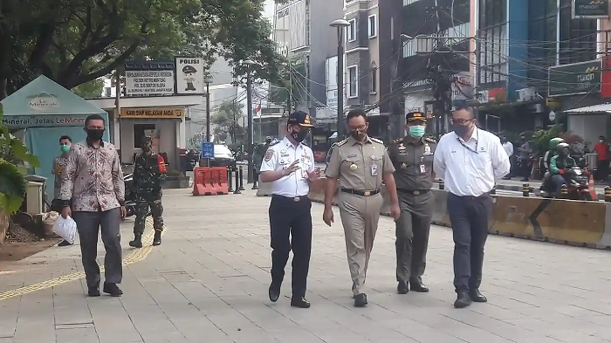 Anies Baswedan Tinjau Stasiun Sudirman saat Hari Pertama Perkantoran Dibuka Masa PSBB Transisi