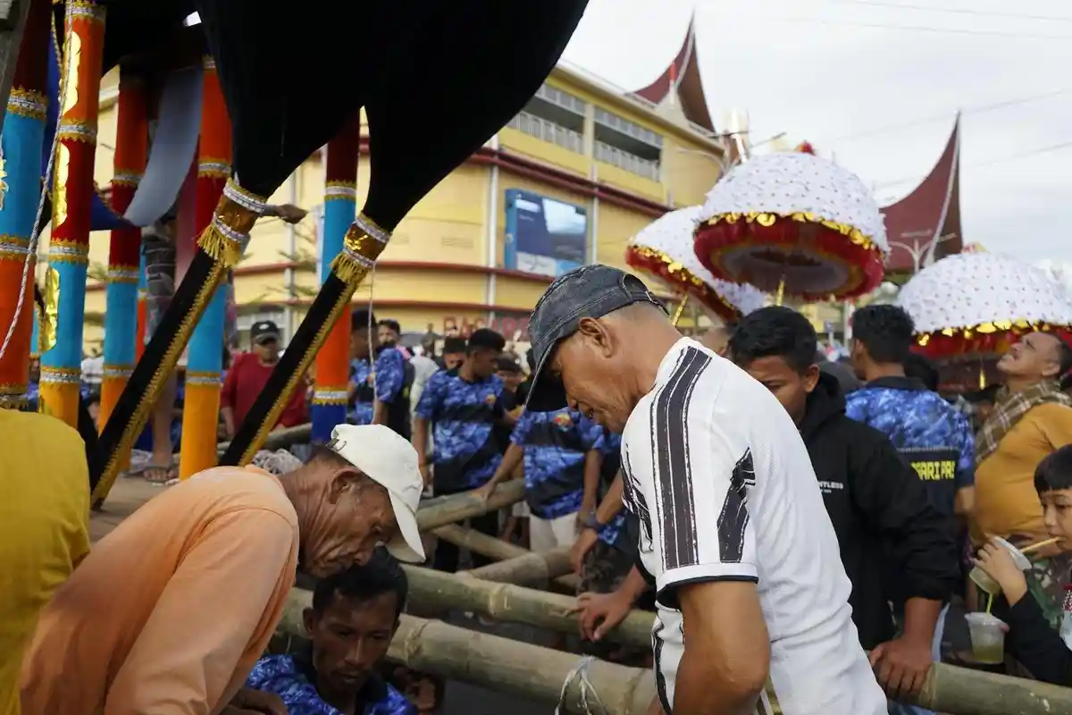 Puluhan Orang akan Maarak Tabuik Pariaman Jelang Prosesi Membuang Tabuik ke Laut
