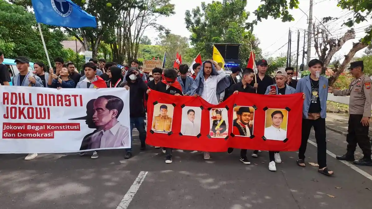 Konvoi di Jalan, Pendemo Manado Bentangkan Spanduk Bertuliskan Adili Dinasti Jokowi