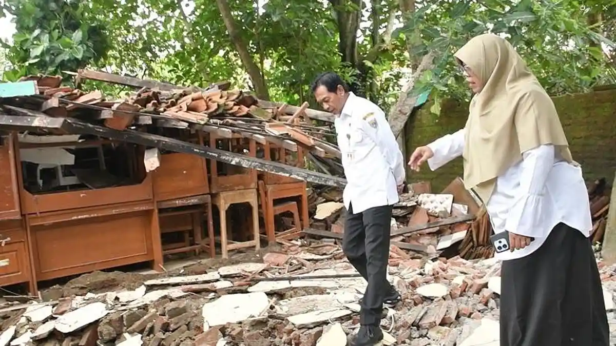 Atap Ruang Kelas SLB Batang Ambrol Dimakan Usia, Perbaikan Terkendala Status Lahan