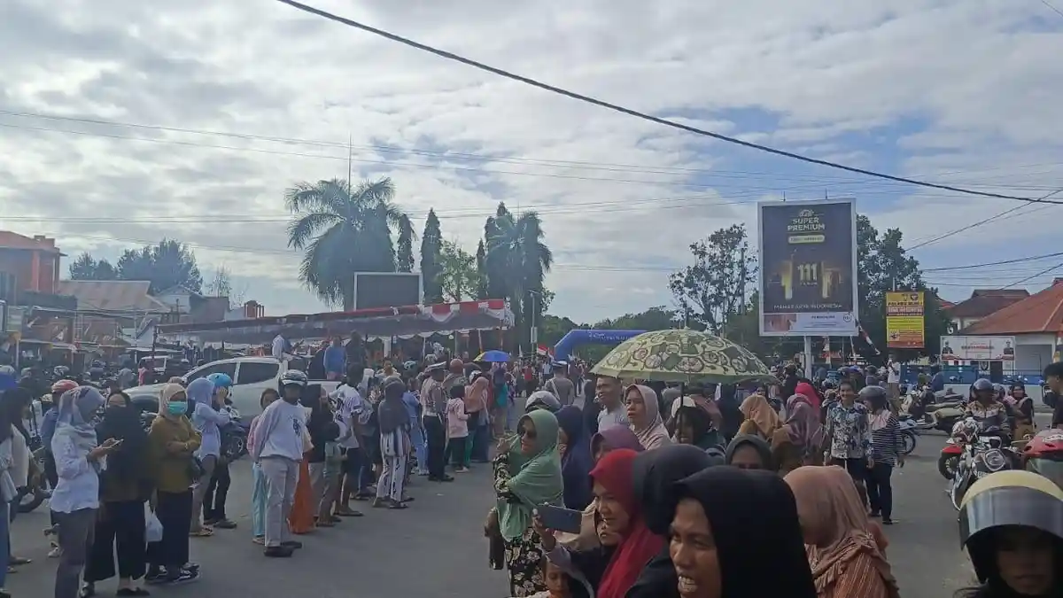 Semarak HUT RI di Namlea, Ratusan Warga Tumpah Ruah di Simpang Lima Saksikan Lomba Baris Berbaris