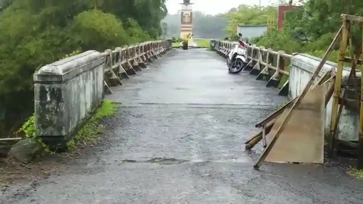 Hati-hati Melintas di Jembatan Lopasir, Ambles 50 Cm Karena Intensitas Hujan Tinggi