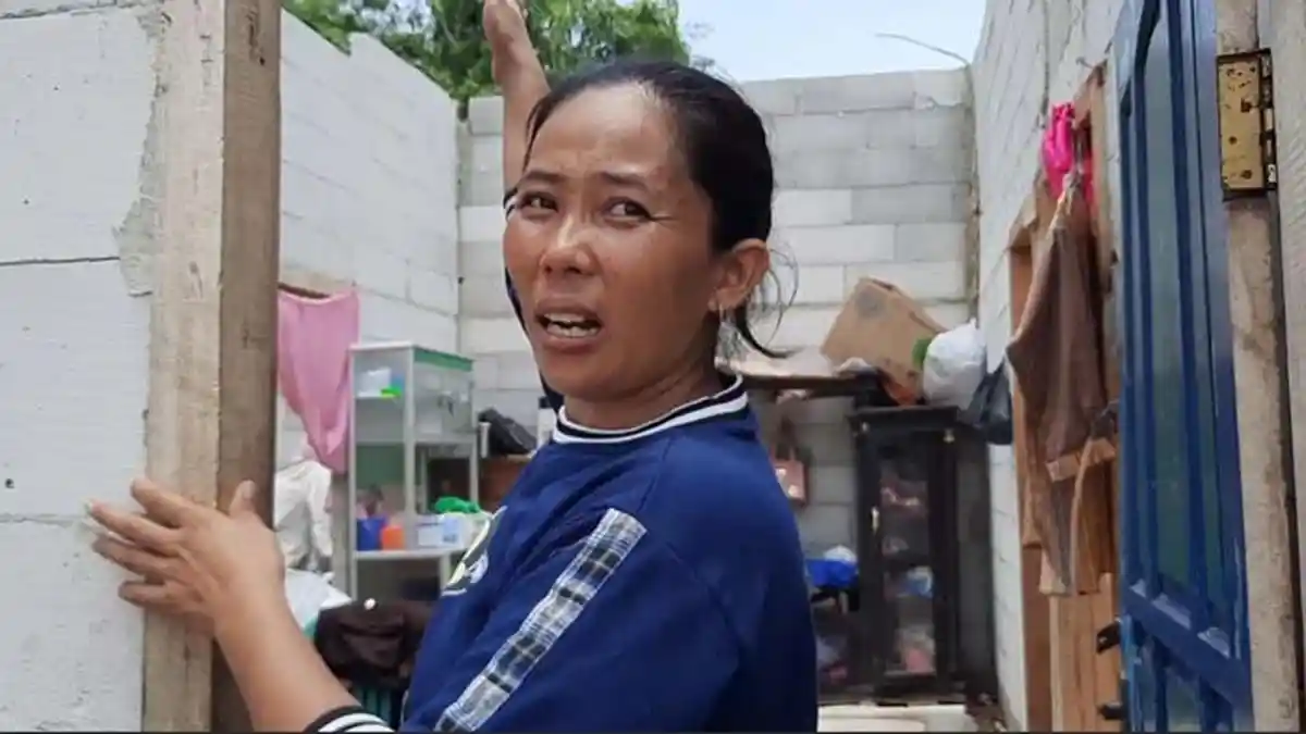 Badai Puting Beliung Merusak Rumah Warga di Babelan, Mastuti Menjerit Takut Anaknya Terbawa Angin
