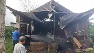 Rumah-terbakar-di-Desa-Wasian-Kecamatan-Dimembe-Kabupaten-Minahasa-Utara.jpg