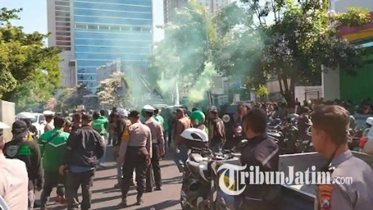 Aksi Sweeping Ojol yang On-Bit dan Copoti Stiker Warnai Demo Tuntut Aplikator Nakal di Surabaya