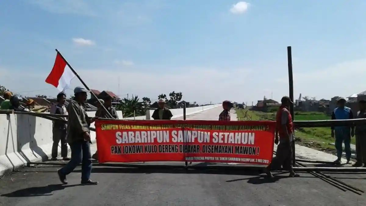 Tuntut Perbaikan Jalan Rusak Akibat Truk Proyek Tol, Warga Bojong Blokade Jalan