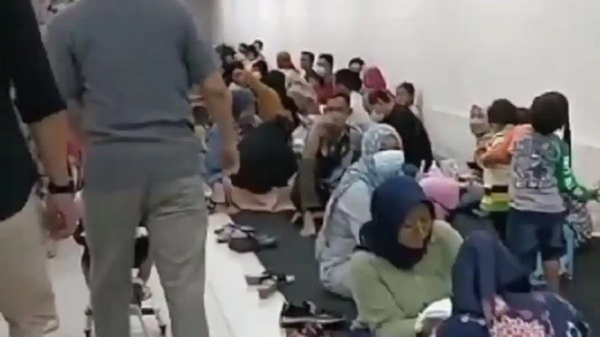 Demi Berburu Diskon dan Baju Lebaran, Ratusan Pengunjung Rela Berbuka Puasa Gelar Tikar di Mal