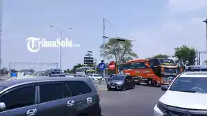 Antrean-kendaraan-Tol-Solo-Jogjakarta-yang-keluar-di-Gerbang-Tol-Klaten-di-Ngawen-Klaten.jpg