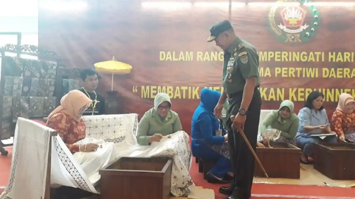 Pecahkan Rekor Muri, Dharma Pertiwi Daerah C Gelar Batik Massal di Hari Batik Nasional