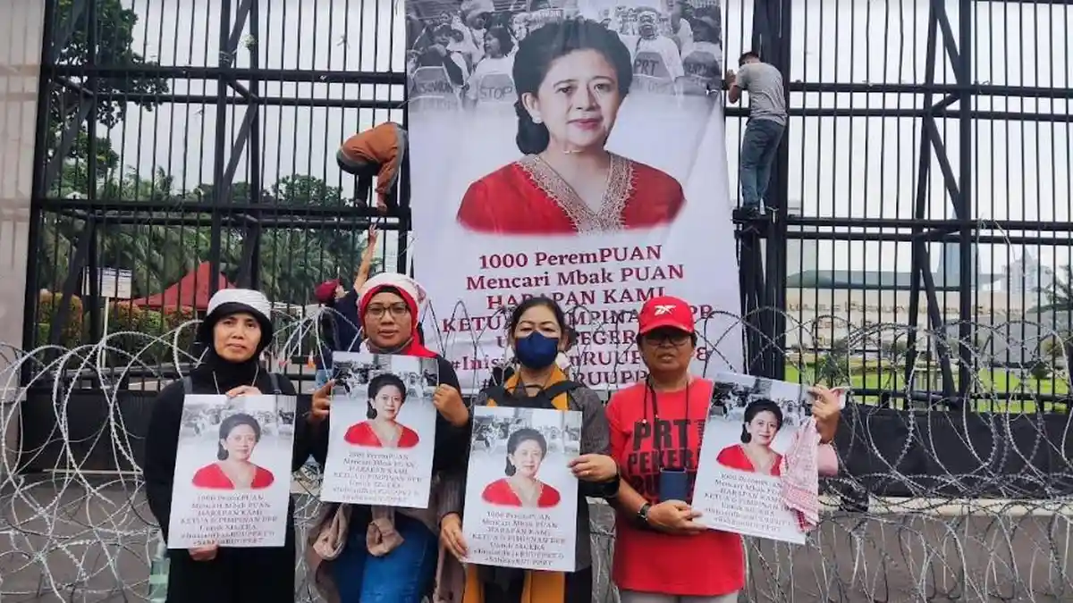 Poster Bertuliskan 1.000 Perempuan Mencari Mbak Puan Terbentang di Gerbang DPR RI